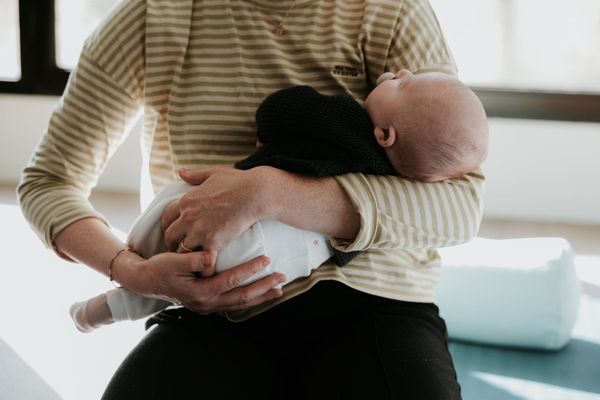 Mère tenant son bébé contre elle lors d’un moment de peau à peau favorisant le lien et le réconfort du nourrisson