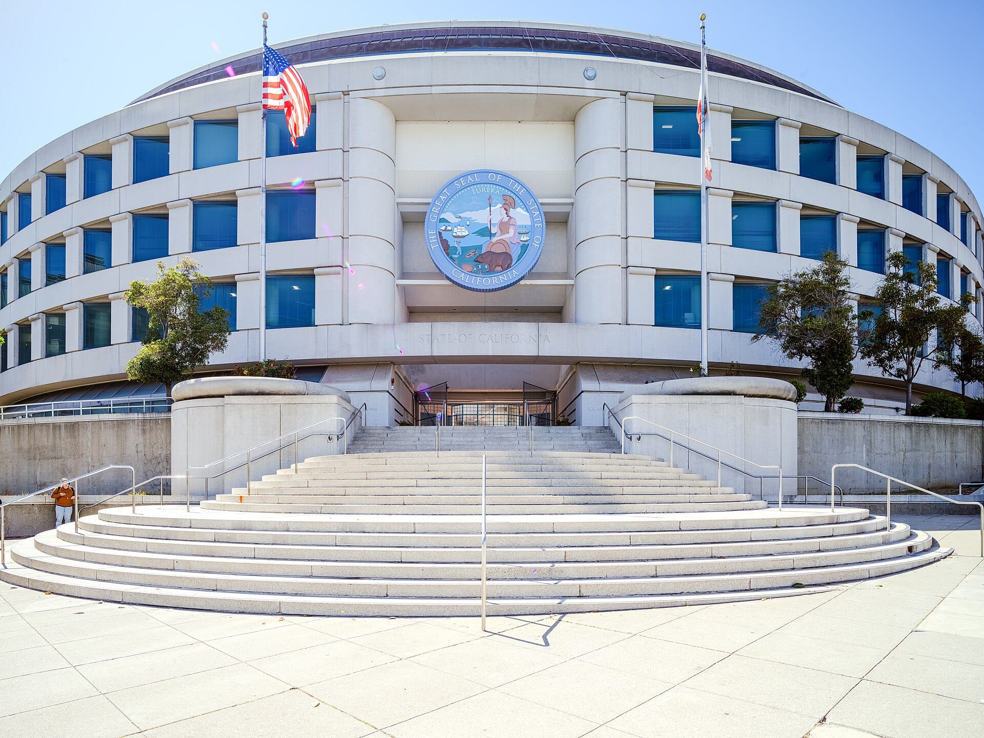 a white government building in San Francisco with a sign that says 'the great seal of the state of California'