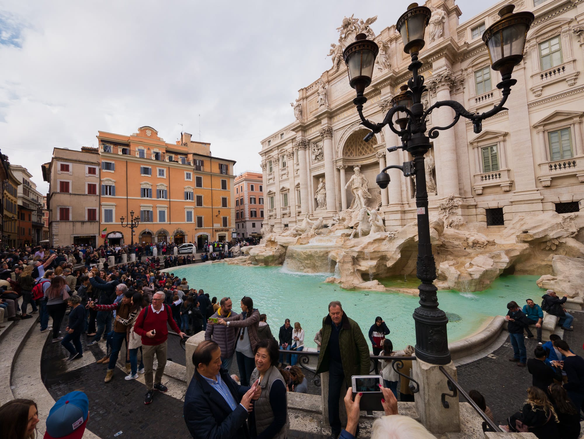 20171125 Trevi Crowds