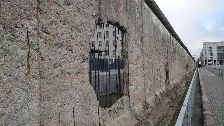 なぜ女性デザイナーは意思決定層に少ないのか —— 時間の制約という壁と、それを「ひらく」力