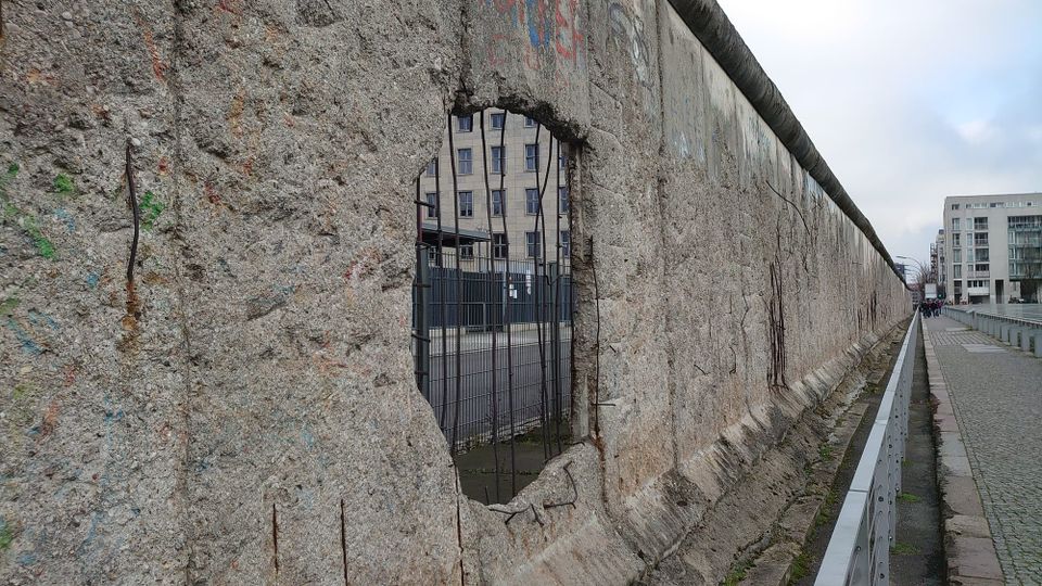 ベルリンの壁の跡地の写真。壁に穴が空いている。