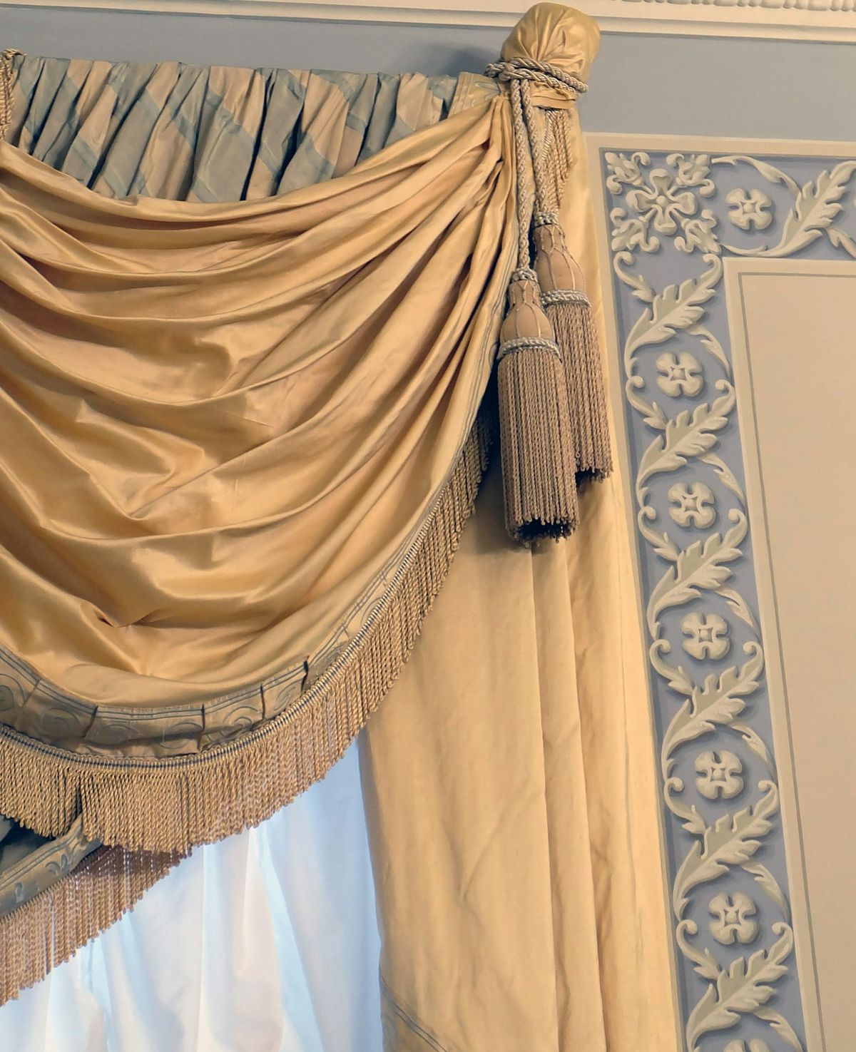 Welcome to Workroom Wisdom & Fabric Finds