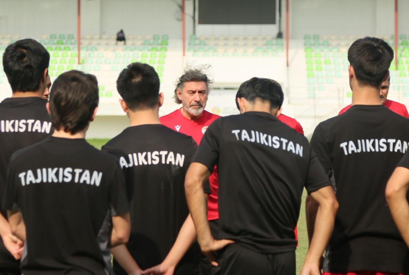 Marco Ragini speaking to the Tajikistan U17 national team during a training session