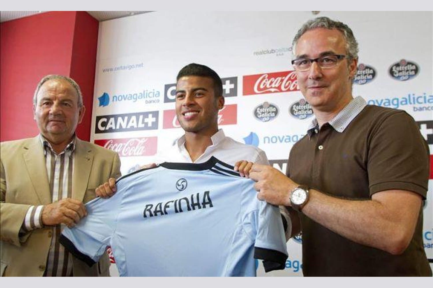 Miguel Torrecilla, on the right, standing with a young Rafinha Alcantara and a club official on his left, as Rafinha holds a sky-blue RC Celta de Vigo jersey printed with his name during his club presentation.