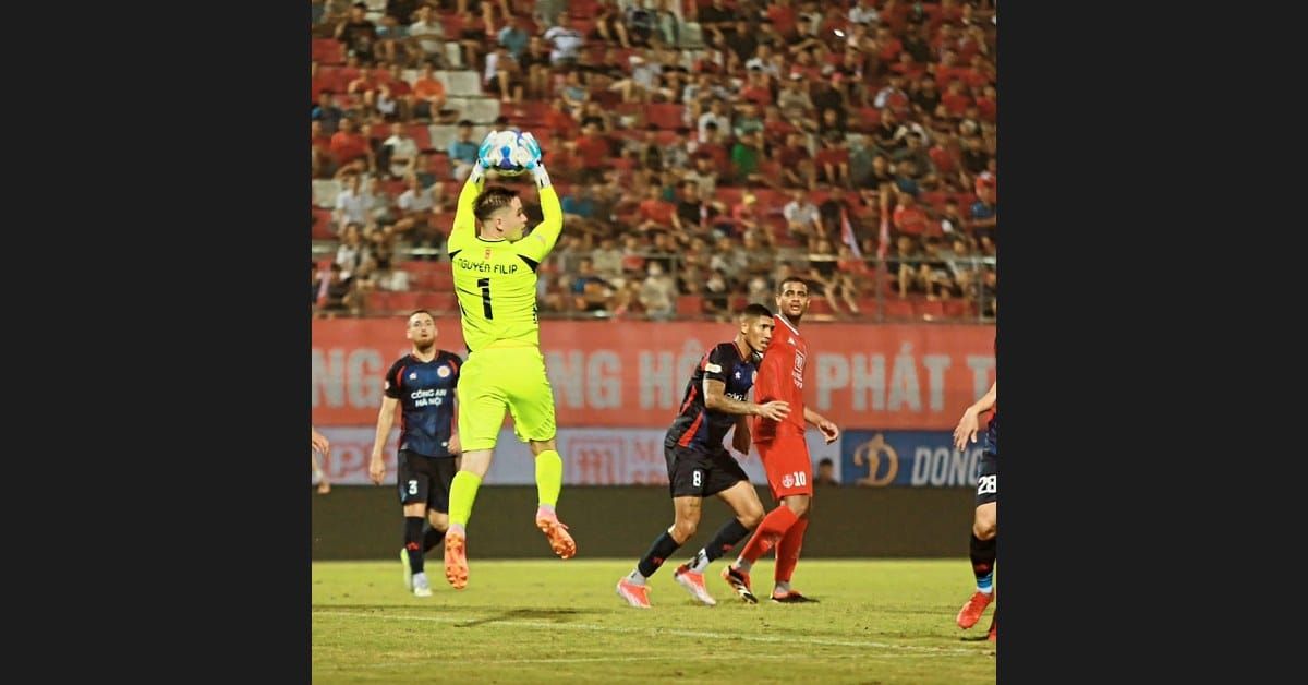 Filip Nguyen, Công An Hà Nội's No. 1 goalkeeper, claims a cross during a V.League 1 match in Hanoi. © Công An Hà Nội FC