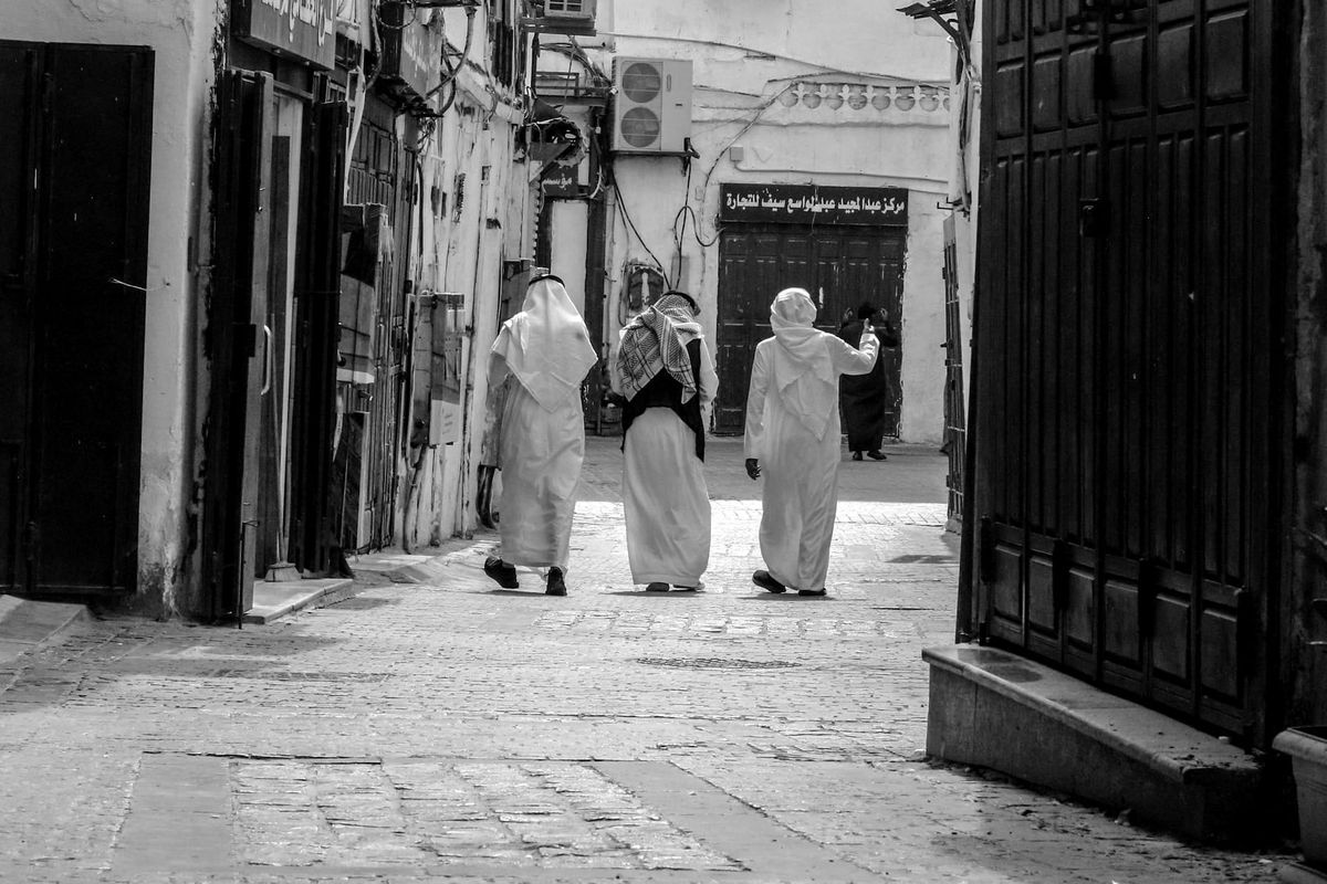 أبوك يعرف أشياء لا يعرف كيف يقولها الصورة البارزة