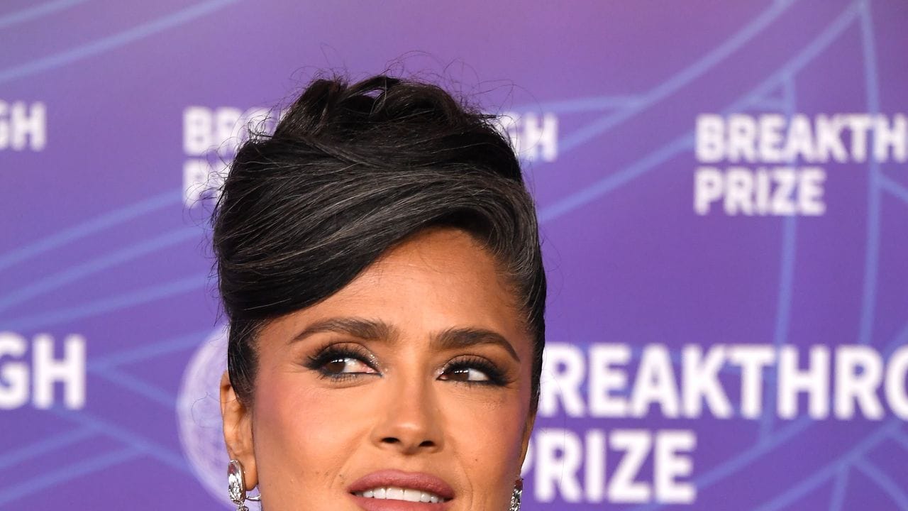 French Blending Is the Low-Maintenance Answer to Embracing Your Gray Hair