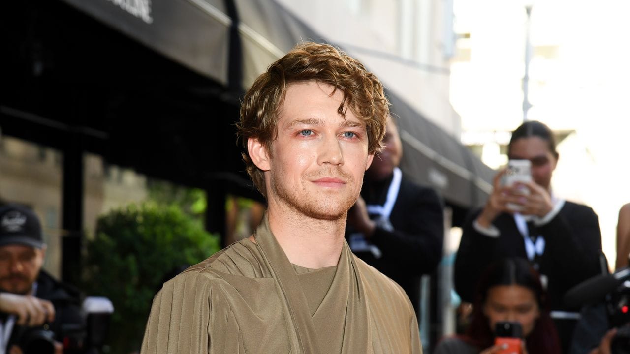 Joe Alwyn Is a Sexy Roman Sculpture at the Met Gala 2026
