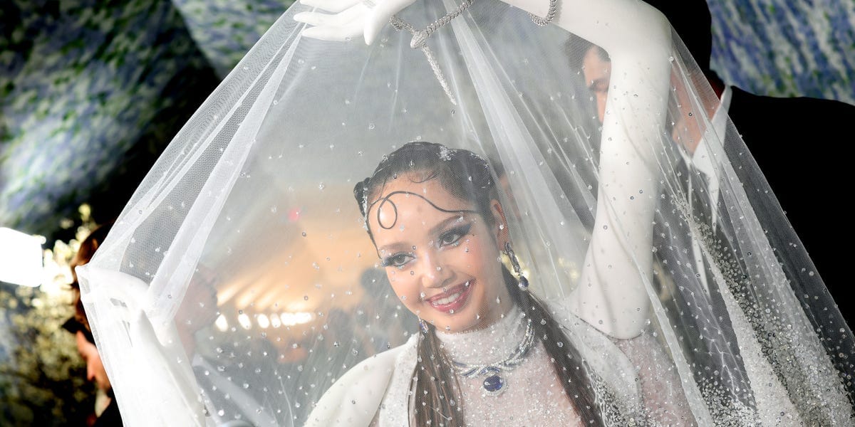 Lisa’s Sheer Met Gala Veil Is Held Up By a Third Arm