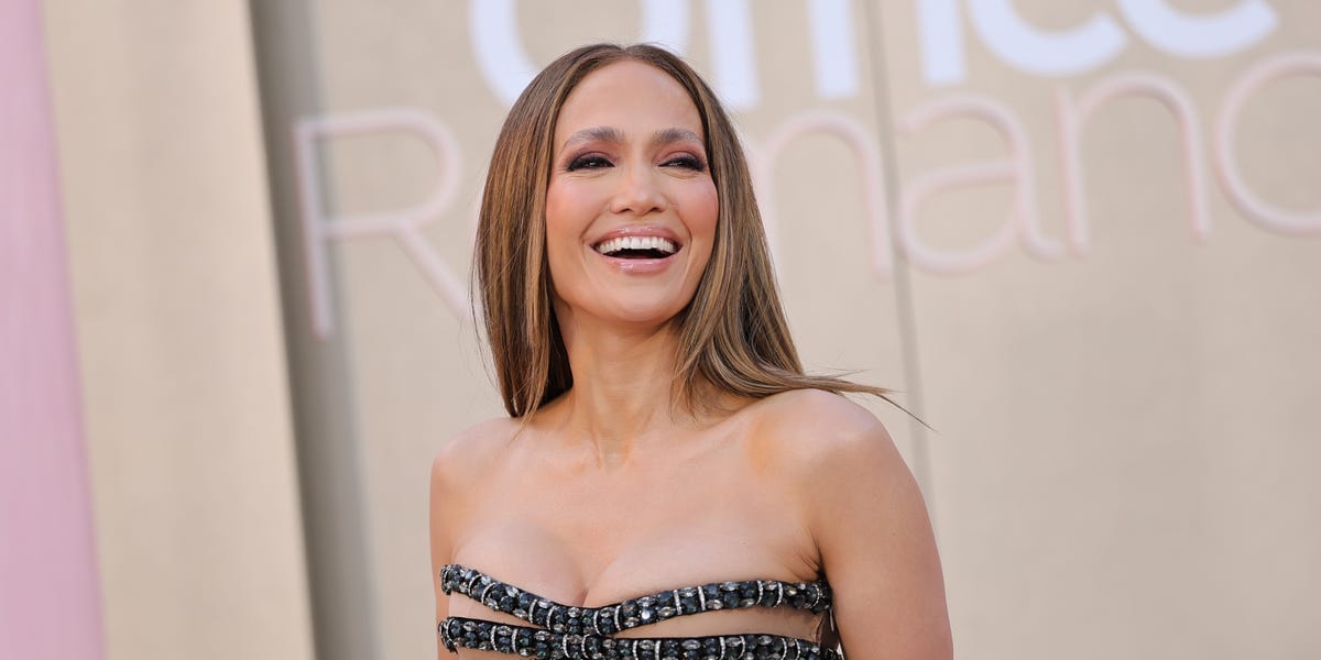 Jennifer Lopez Reunites With Y2K Versace for a Bombshell Red-Carpet Moment