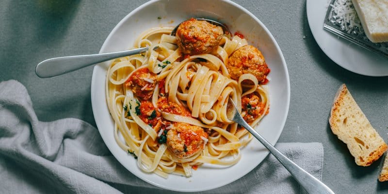 This Greek Spaghetti With Meat Sauce Is A Mediterranean-Diet Dream