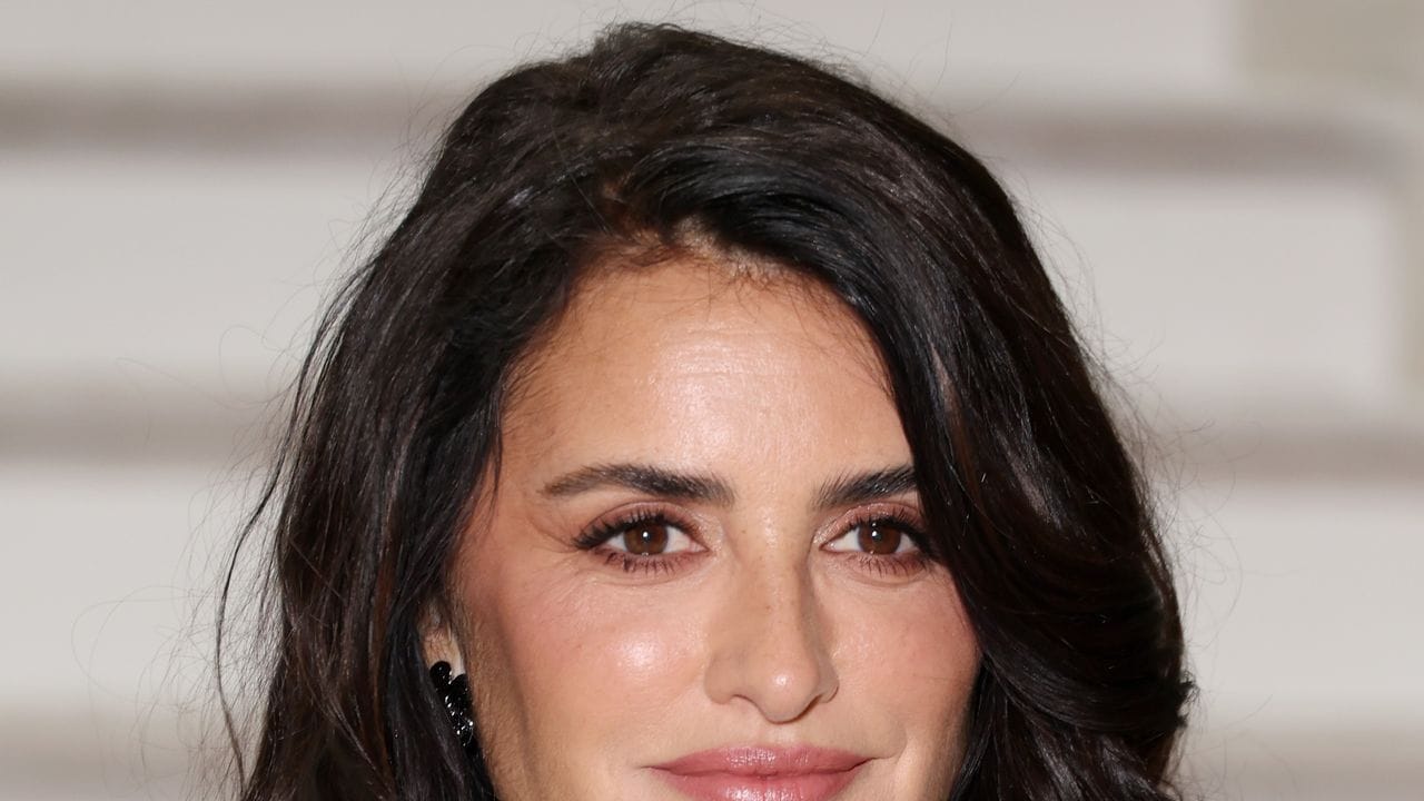 Penélope Cruz’s ‘Boyfriend Bob’ is Super Short—And Honey Blonde