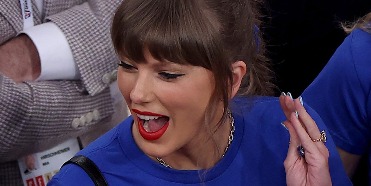 Taylor Swift Shows Her Knicks Pride in a “Stevie Knicks” Tee at Game Four With the Haim Sisters
