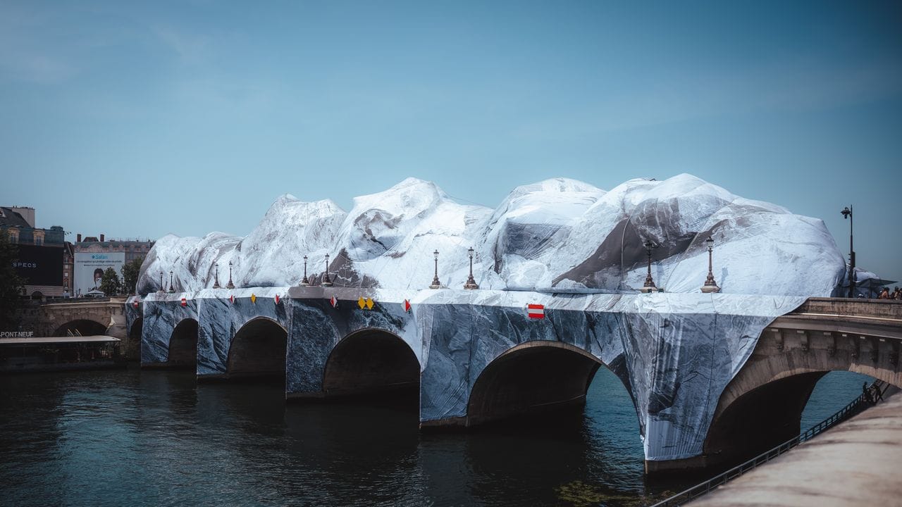 From Paris’s Historic Pont Neuf Bridge, a Dramatic Cave Rises