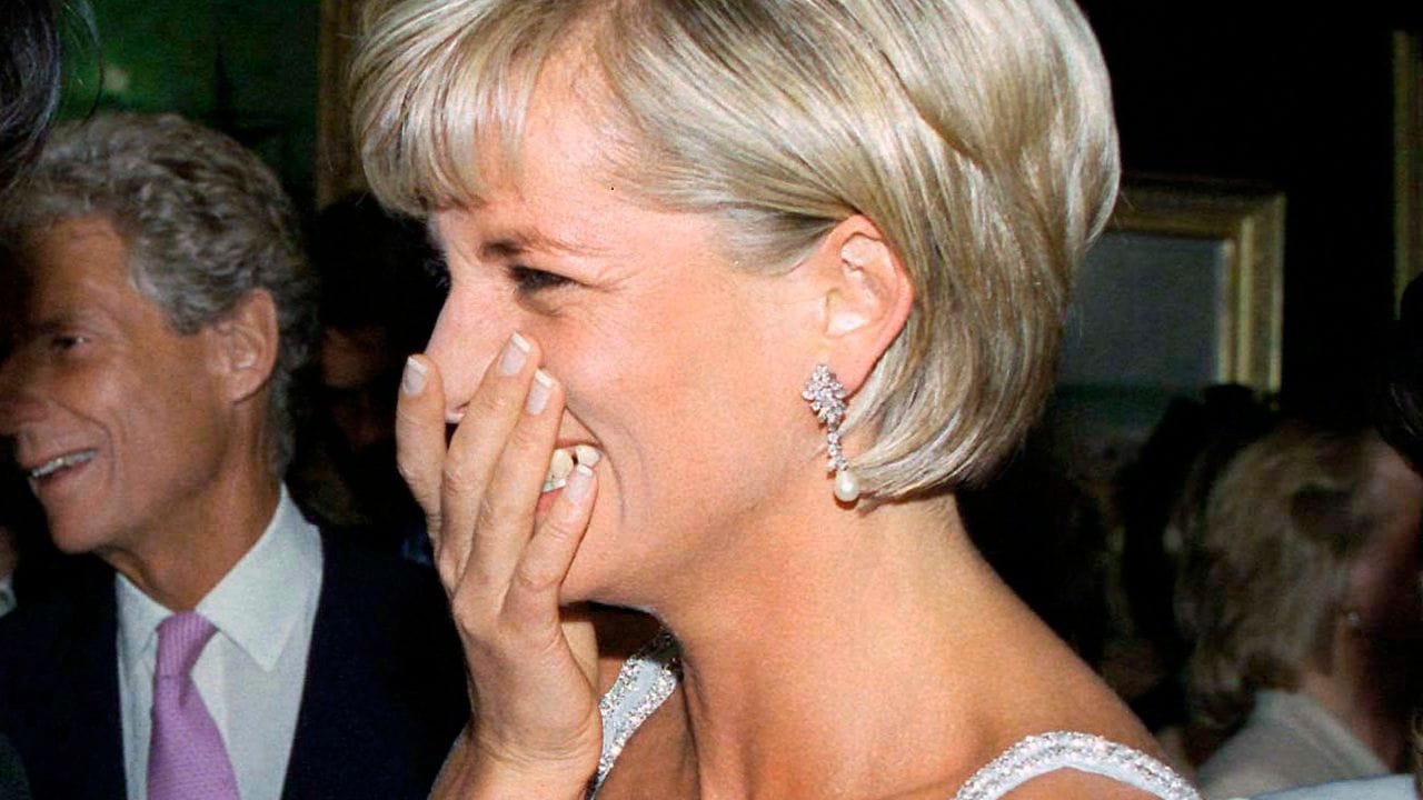 10 Minimalist ’90s Nail Designs Making a Comeback