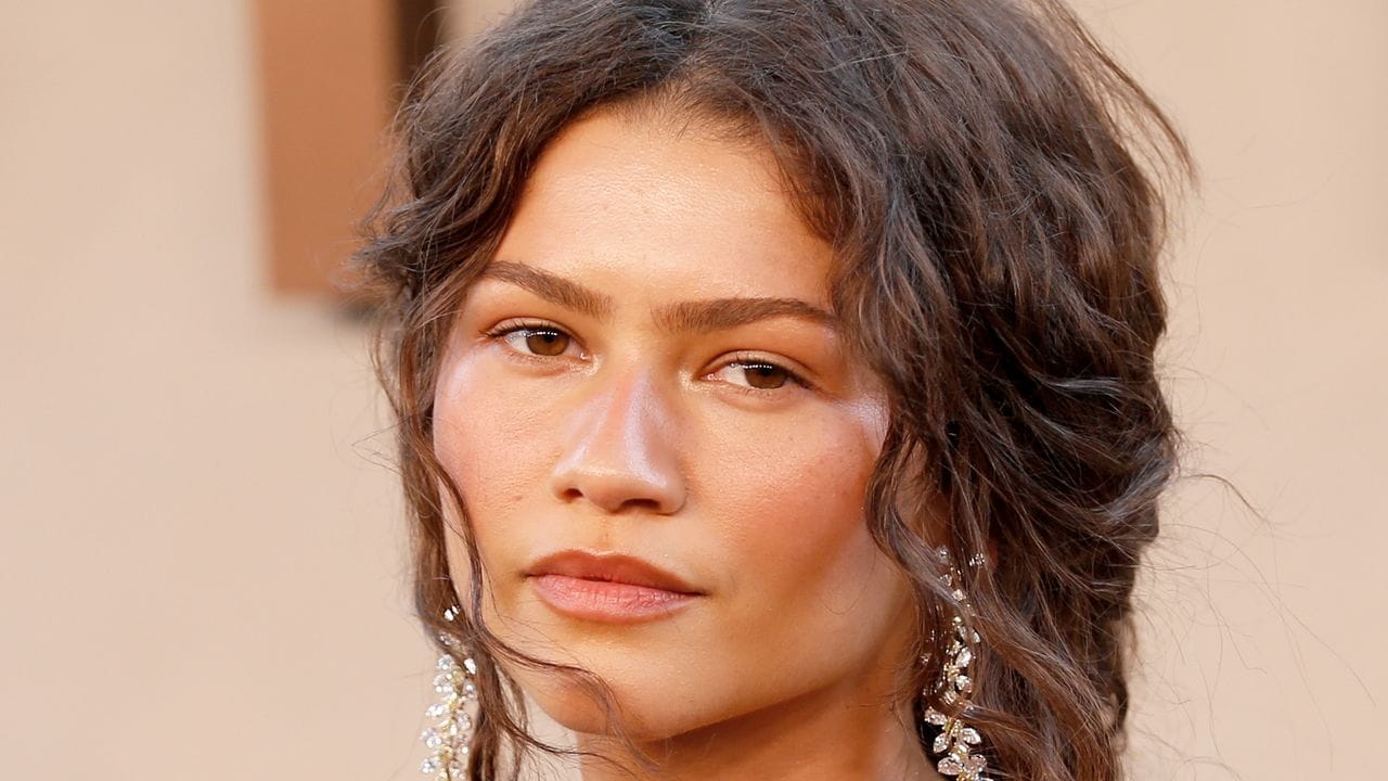 Fresh, Sun-Kissed, and Blurred—Minimalist Makeup Has a New Look