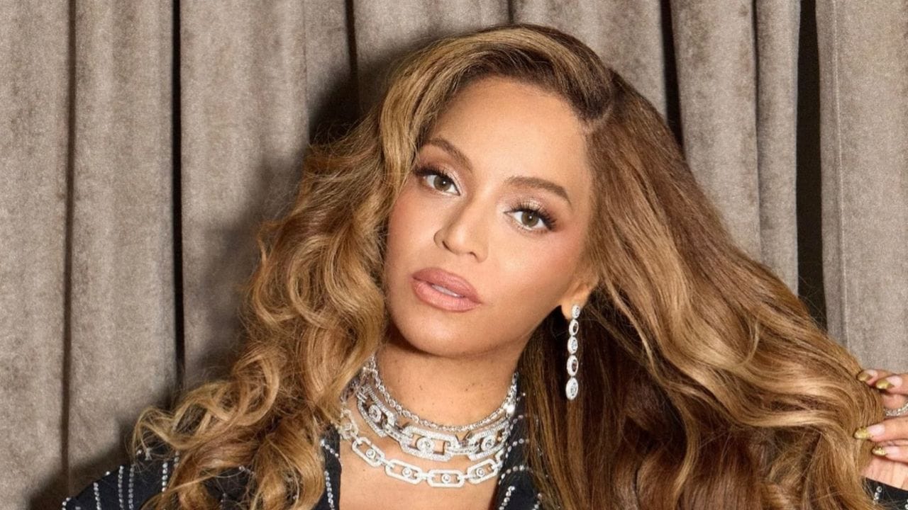 Beyoncé Brings the Business Capri Suit to the Stage With Jay-Z