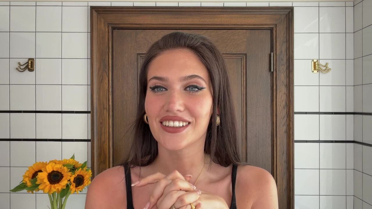 How Sienna Spiro Gets Her ‘Big’ 1960s-Inspired Eyes