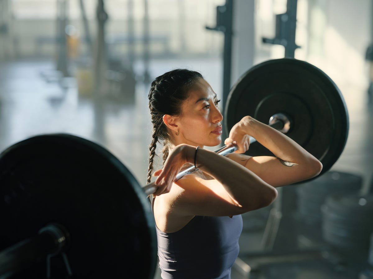 <b><strong>How Much Weight Should You Be Able to Lift, Based On Your Age? </strong></b>