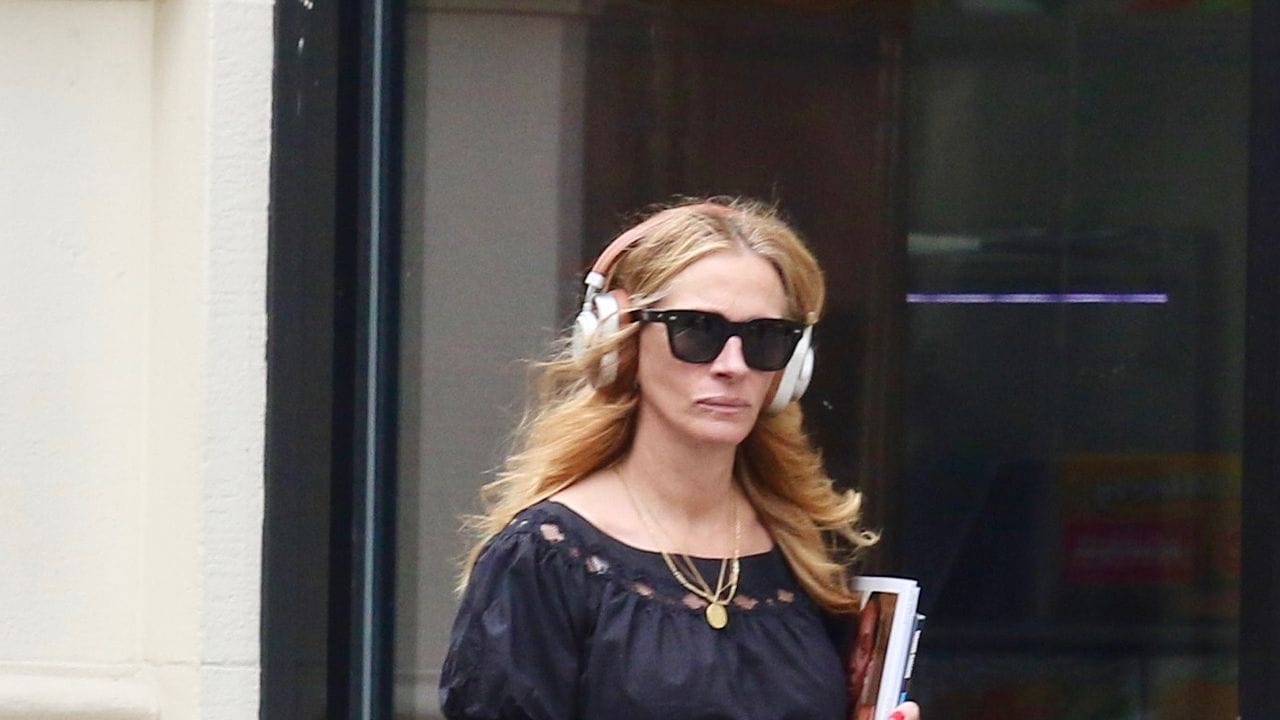 Julia Roberts Finishes Her Outfit With an Unexpected Accessory