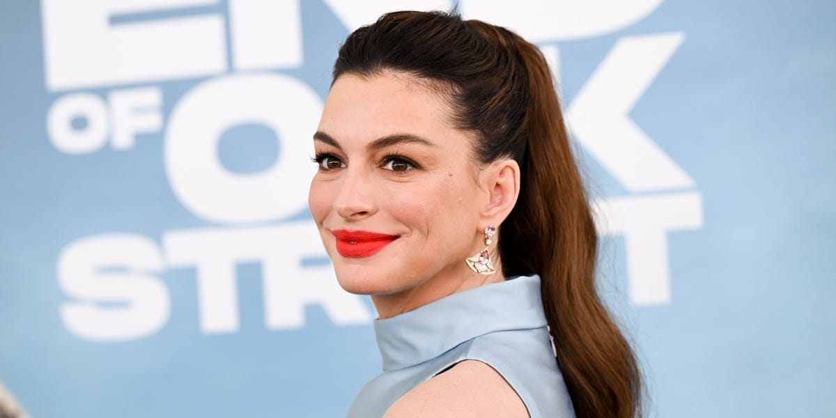 Anne Hathaway’s Silky High-Low Top Perfectly Highlights Her Baby Bump