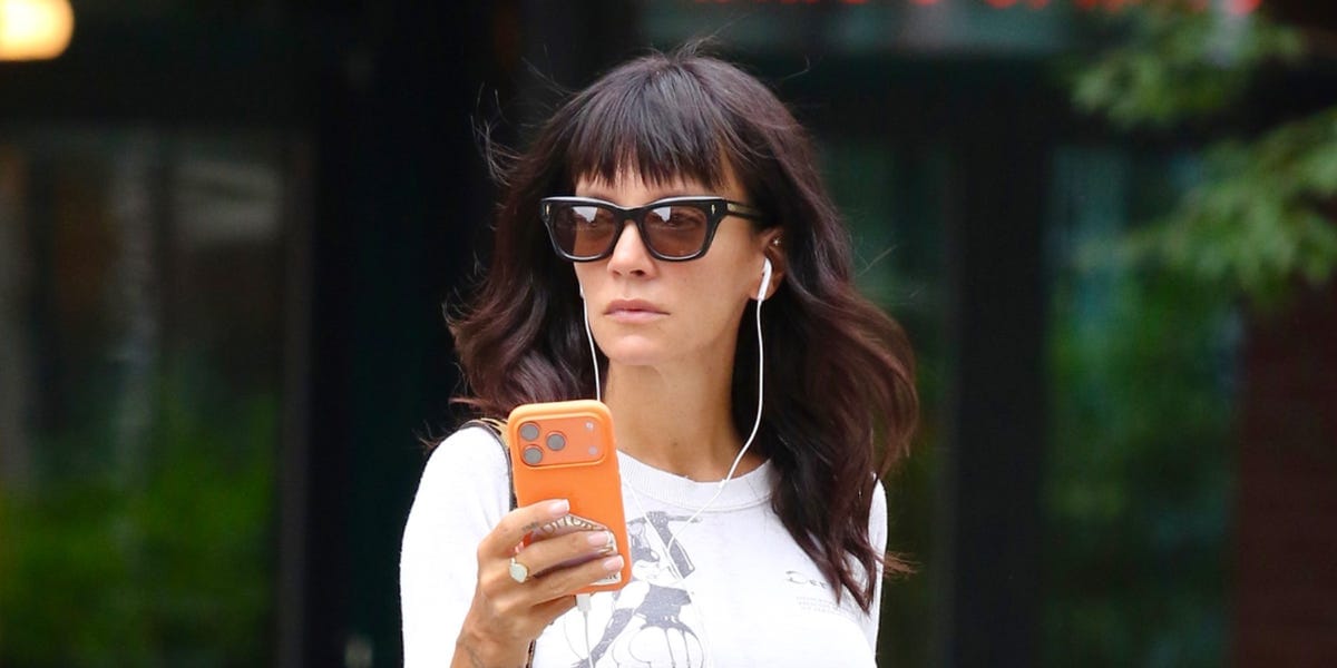Lily Allen’s Transitional Look Features the Baggiest Wide-Leg Jeans Ever