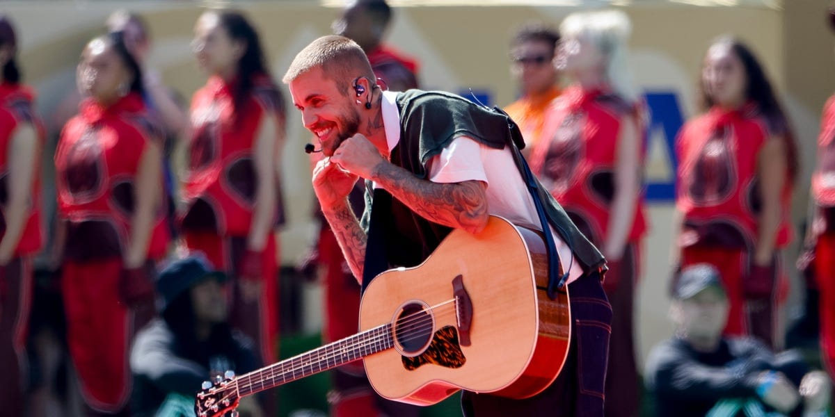 Justin Bieber Shows His Support for the Los Angeles Homeless Community With a Surprise Low-Key Performance