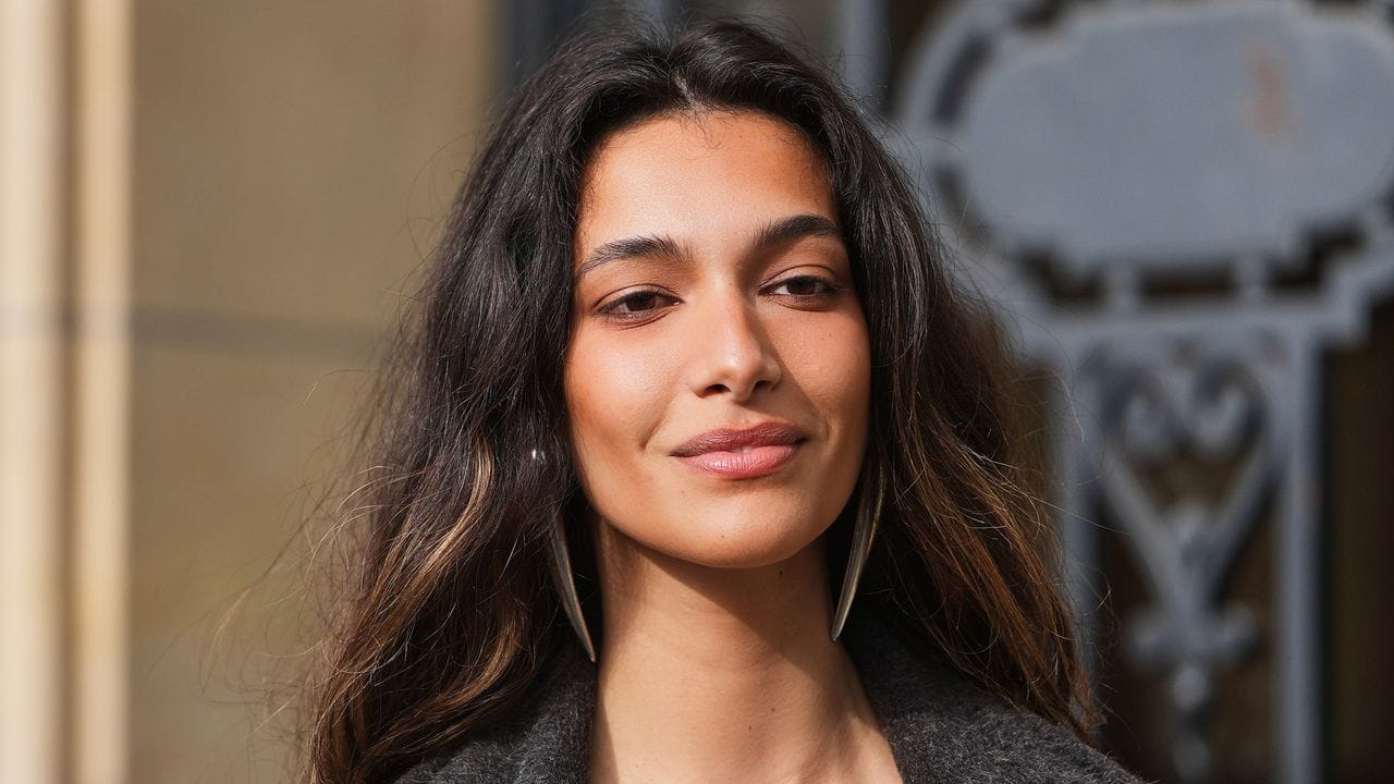 How to Fix Frizzy Hair, According to the Pros