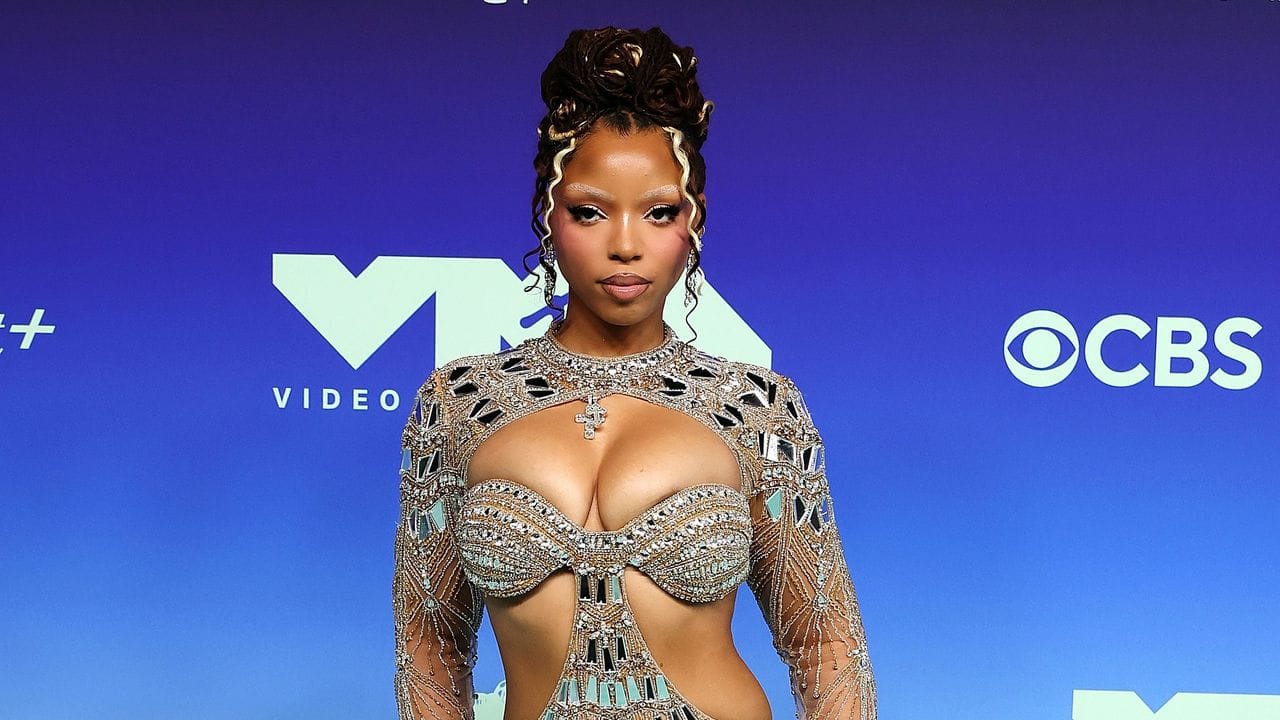 MTV VMAs 2026 Fashion: Troye Sivan, Sienna Spiro & More Arrive on the Red Carpet