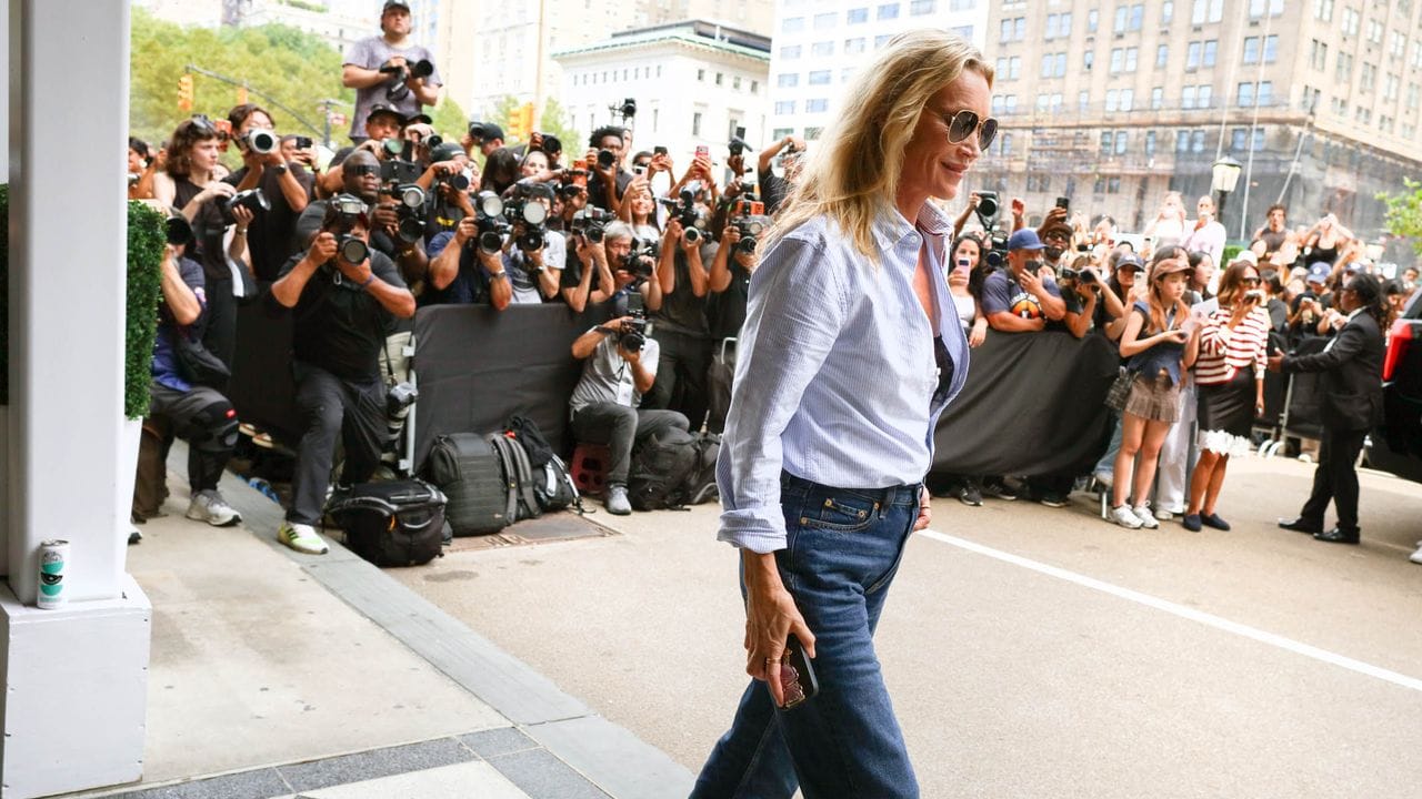 How to Wear ’80s Mom Jeans in a 2026 Way