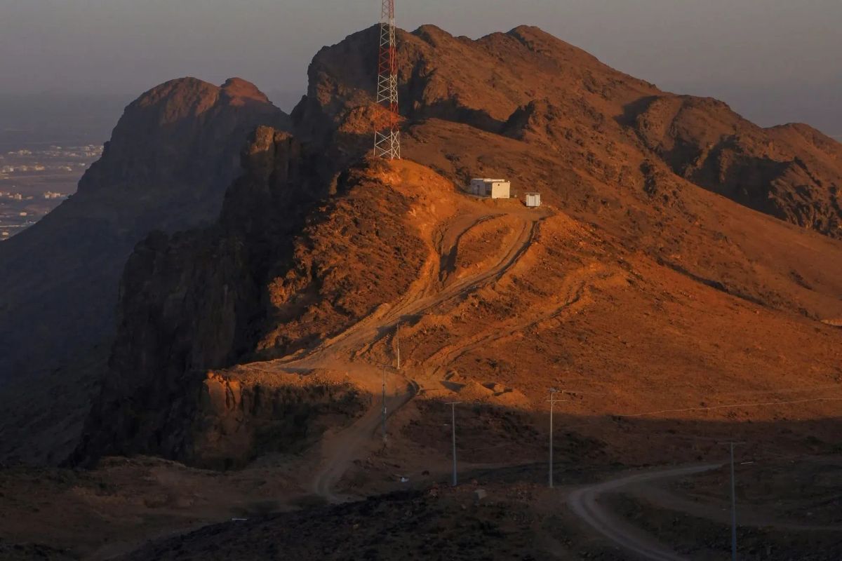 How to Visit & Climb Mount Uhud in Madinah