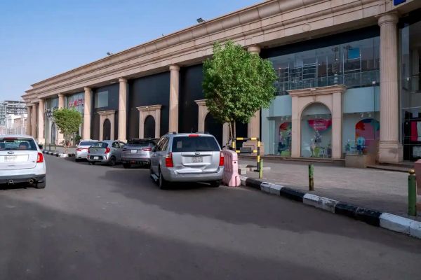 Discover Sultanah Road in Madinah: Shopping, Food & More