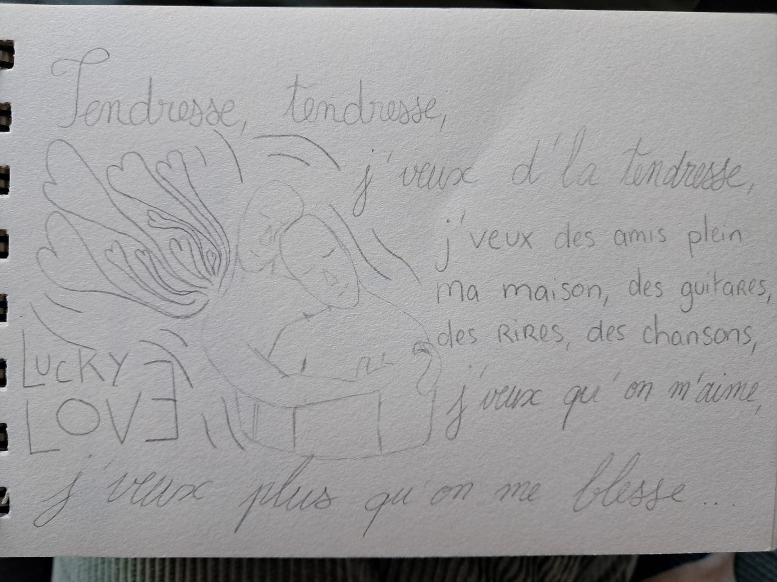 Les paroles de Tendresse de Lucky Love, avec un dessin de personnes enlacées et des coeurs