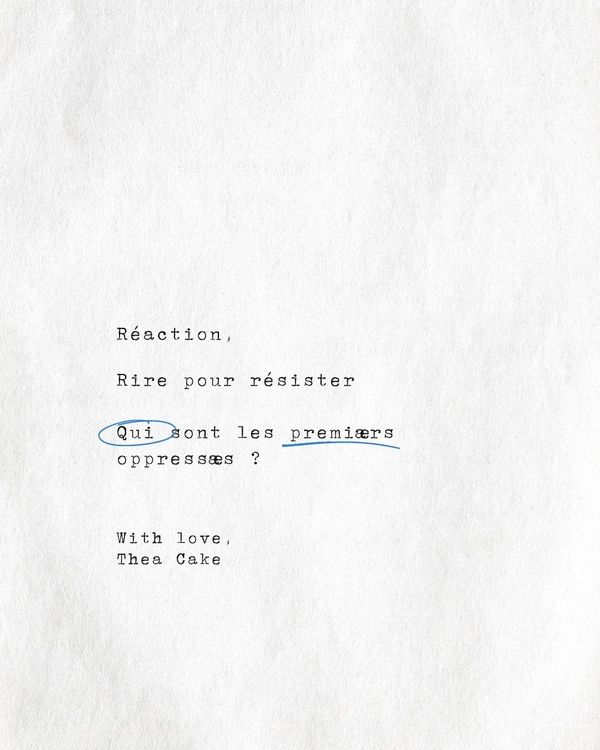 Écriture style machine à écrire sur un papier texturé : "Réaction, Ririe pour résister, Qui sont les premiærs oppressæs ? With Love, Thea Cake