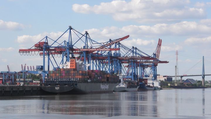 Germany Approves Controversial Sale of Hamburg Port Terminal Shares to China's COSCO