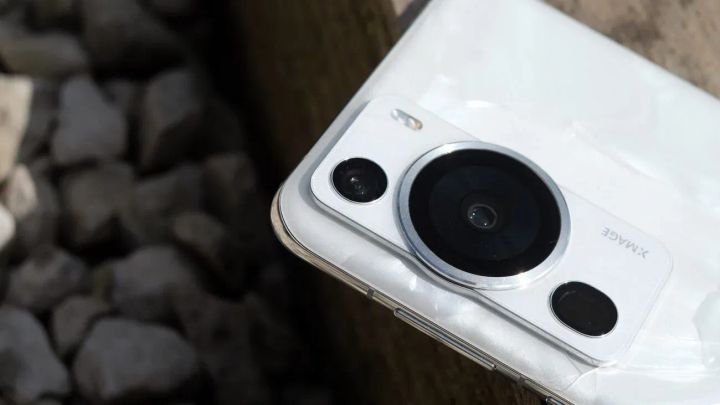 Apple Stumbles as China Rolls Out Broadened iPhone Bans