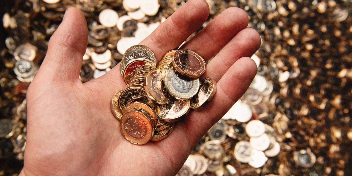 The Last £1 Coins of Queen Elizabeth II Enter Circulation as Charles III Era Expands