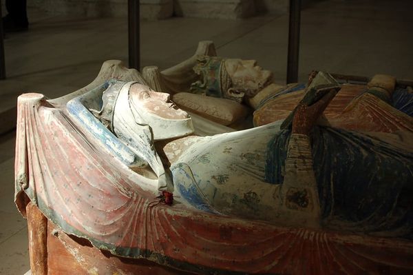 Crown & Influence: Eleanor of Aquitaine - The Queen Who Ruled Two Kingdoms