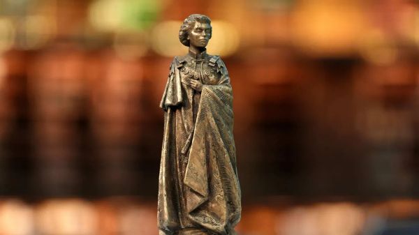 Memorial Statue to Show Queen Elizabeth II as Young Monarch, Inspired by Iconic Annigoni Portrait - Design Unveiled