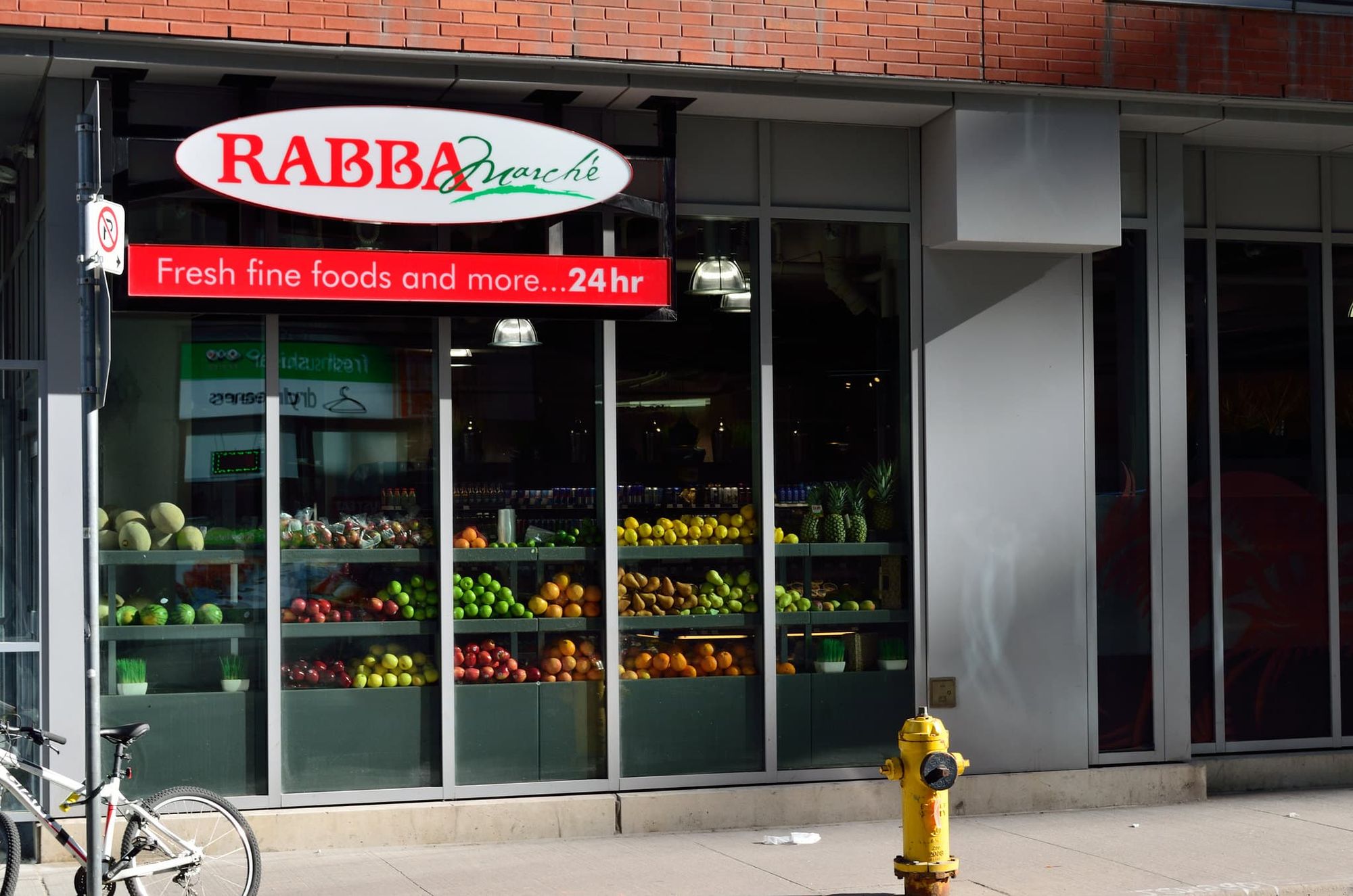 A photo of a Rabba storefront with produce displayed.
