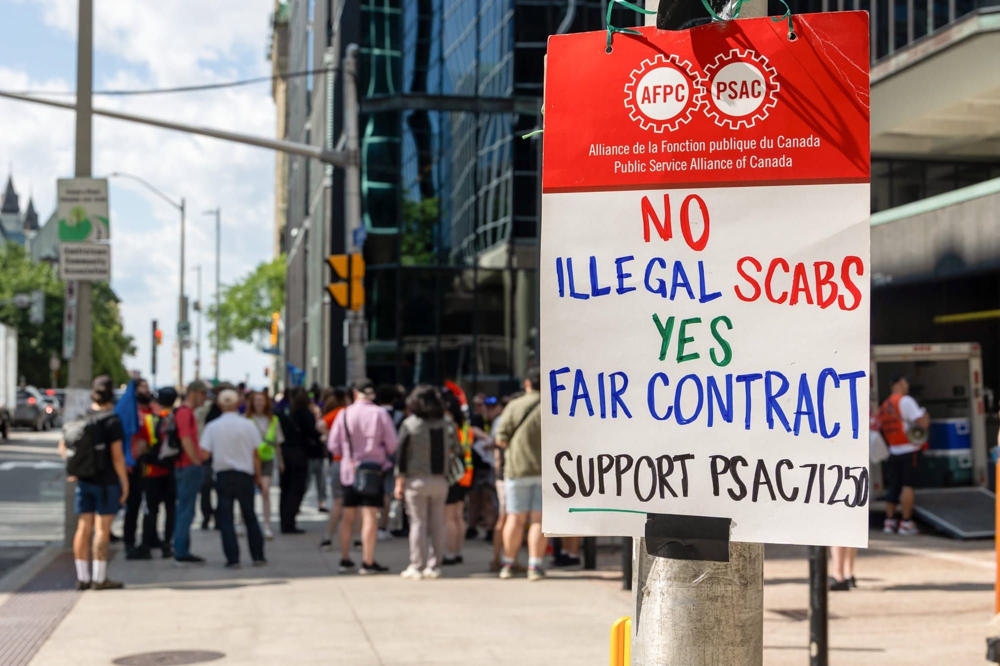 A sign reading "No illegal scabs, Yes fair contract. Support PSAC 71250