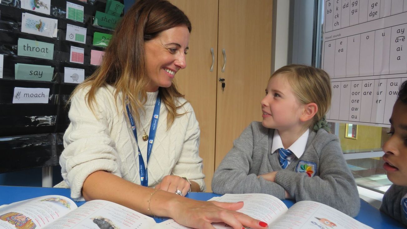 Oldfield Brow Primary School teaching assistant wins prestigious national award