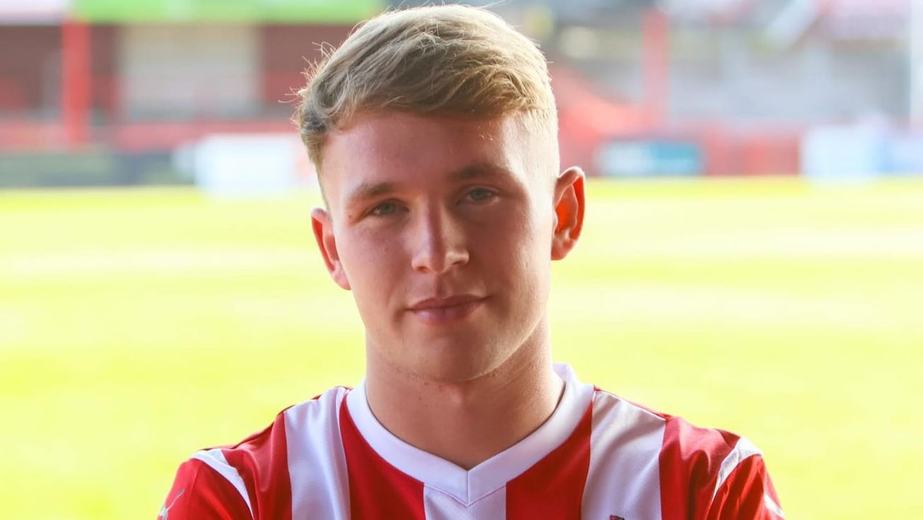 Parkinson signs Wrexham striker ahead of crucial home clash against Oldham Athletic