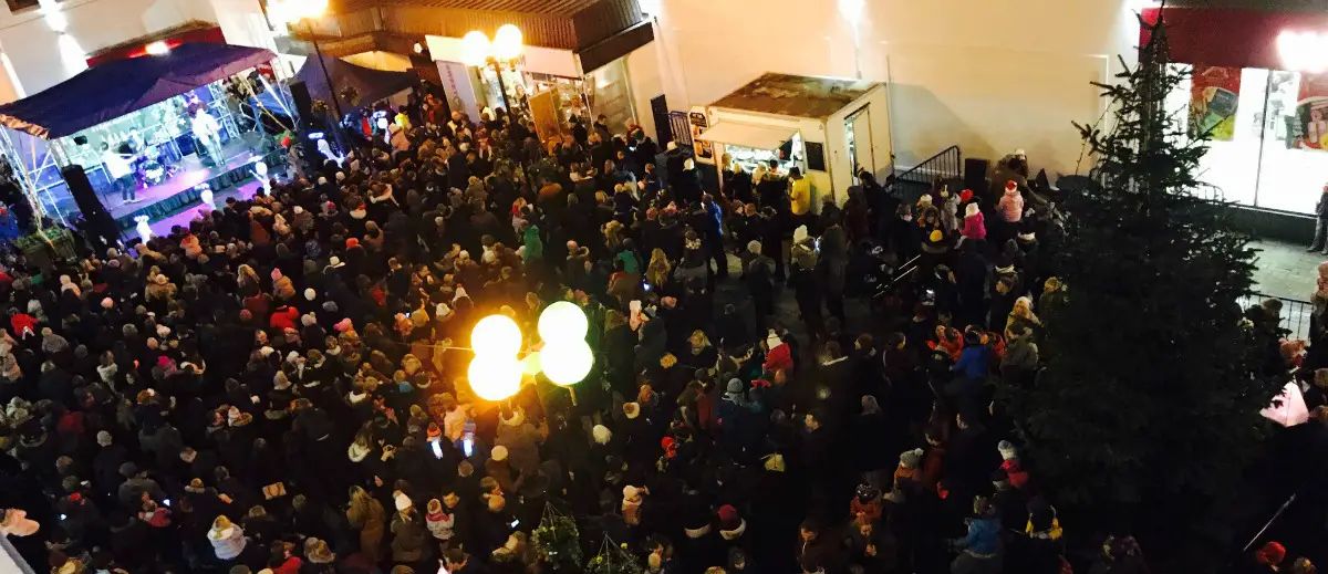 Over 1,500 watch as Noddy Holder gets Christmas off to a flyer in Altrincham