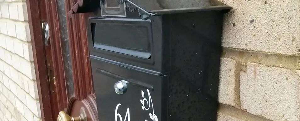 Police warning after Hale Barns resident loses £17,000 in elaborate mailbox scam