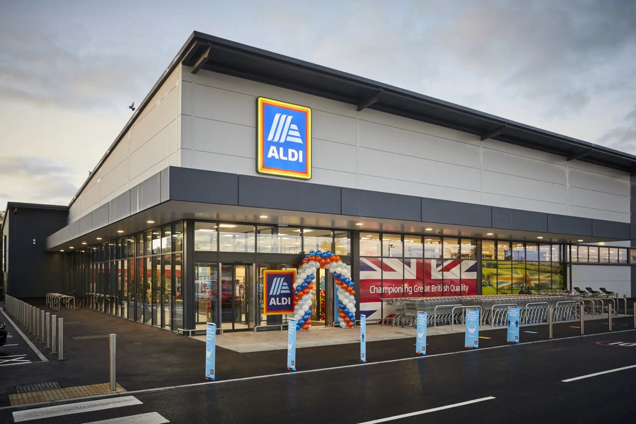 New Altrincham Aldi opens its doors