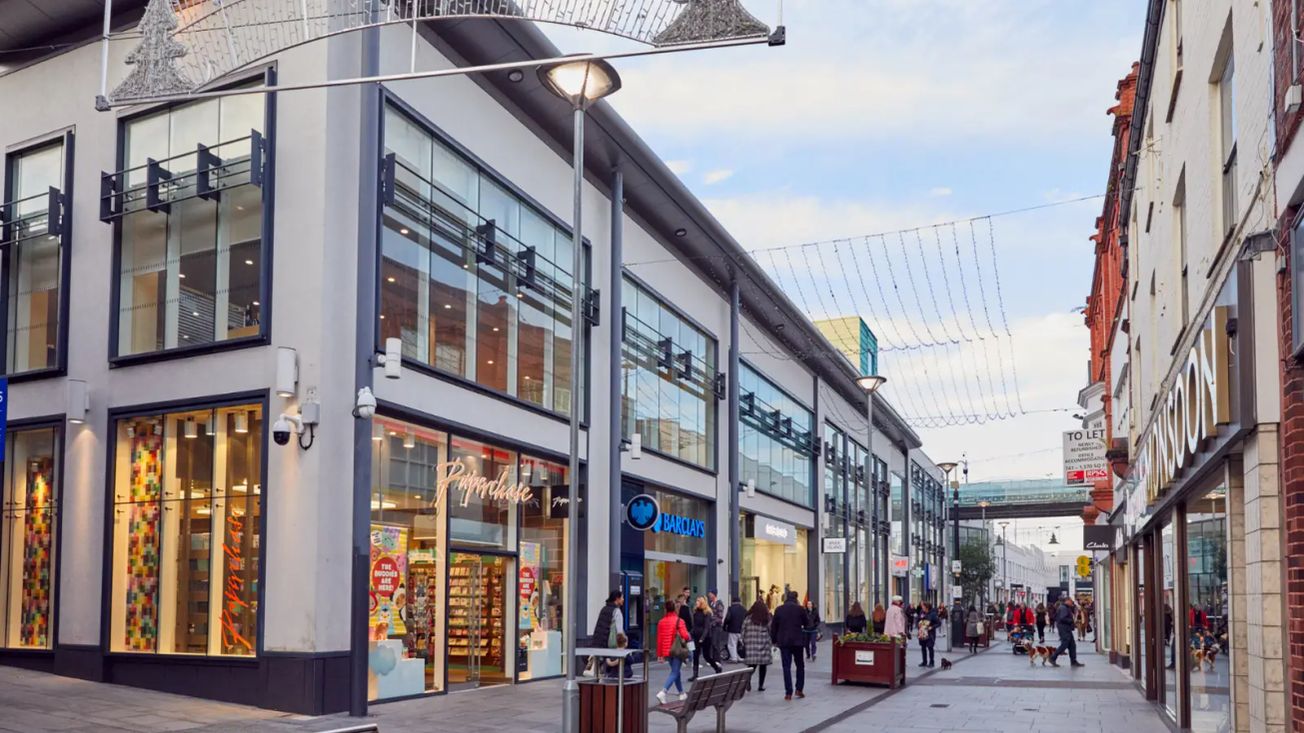 Independent businesses are being given the chance to take over a pop-up shop in Altrincham for up to six weeks