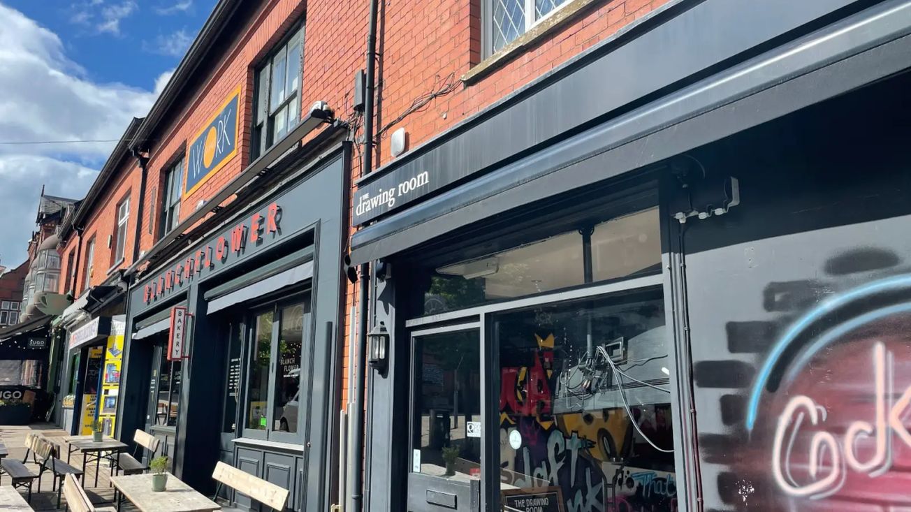 Alibi, a new cocktail and karaoke bar, is to open in Altrincham town centre