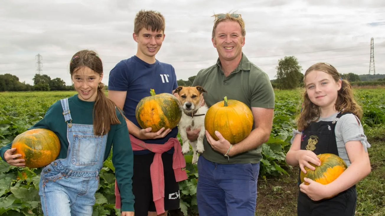 Dunham’s Pumpkin Patch is back: The Hewitts get ready to pick 30,000 pumpkins for annual event