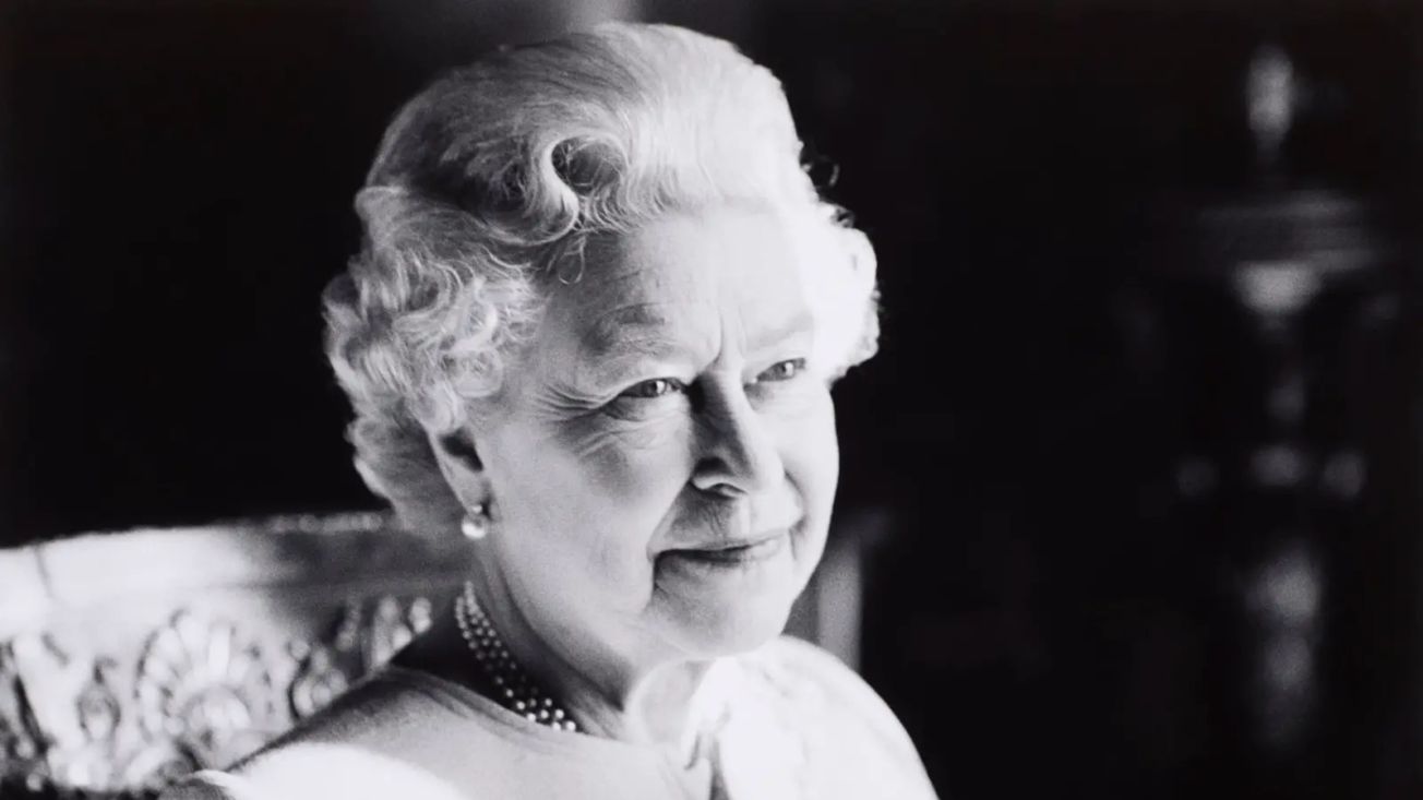 Tributes and reaction as Altrincham responds to the death of Queen Elizabeth II
